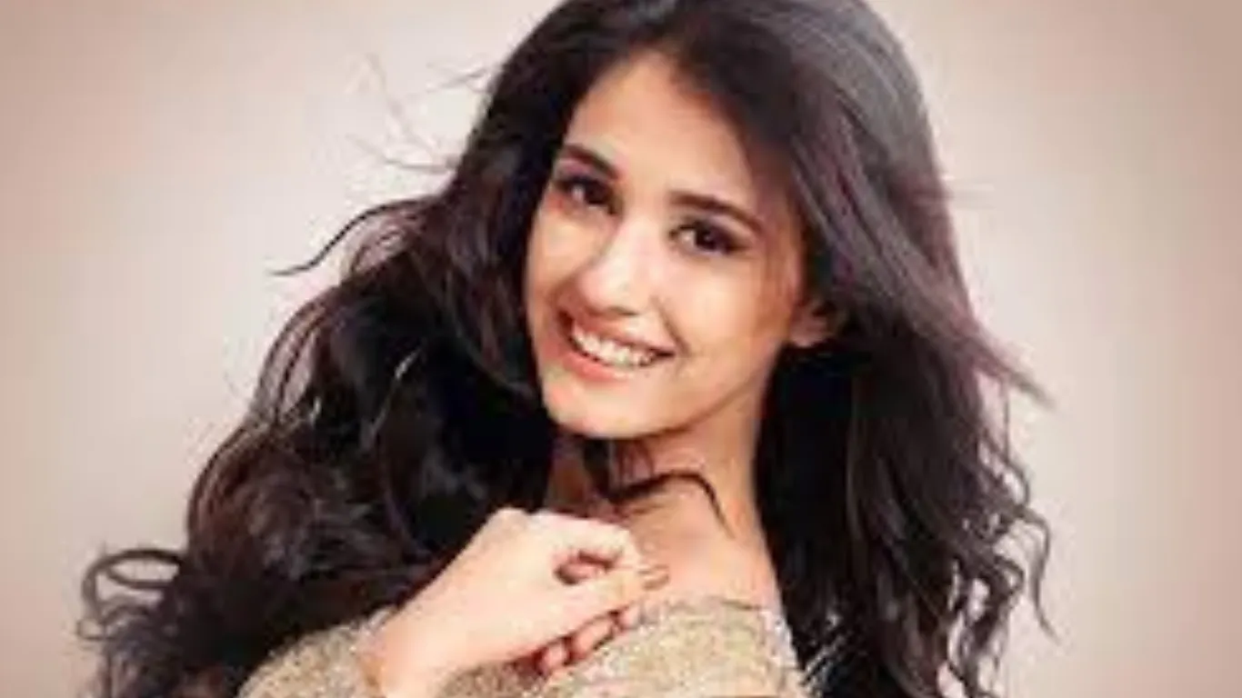 Bollywood Actress: साउथ की मेगा बजट फिल्मों में चमकेंगी ये बॉलीवुड हसीनाएं, इन स्टार्स के साथ आएंगी नजर