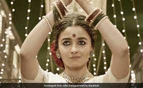 Gangubai kathiawadi: उपनाम "गंगूबाई काठियावाड़ी" दो साल पुराना हो गया है और निर्माता एक वीडियो जारी करके इसका जश्न मना रहे हैं।