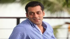 Salman Khan: सलमान खान कूल अवतार में अपनी प्यारी मुस्कान से फैंस को मंत्रमुग्ध कर देते हैं